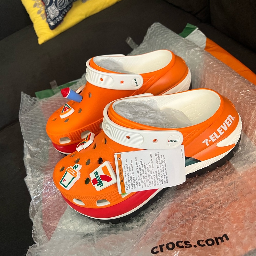 7-11 crocs